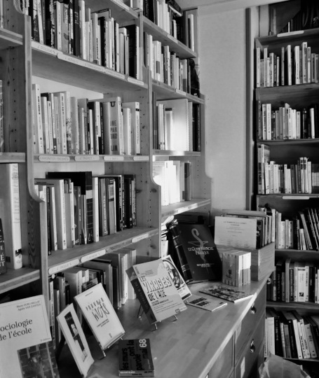 image en noir & blanc de l'intérieur de la bouquinerie