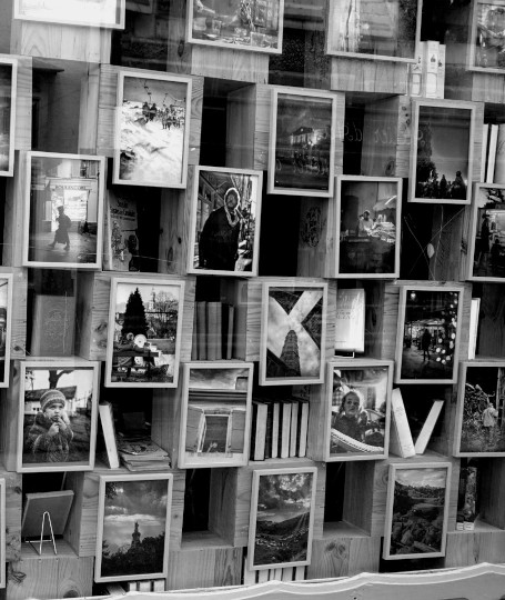 détail du Claustra proposant une exposition temporaire, visible depuis la rue