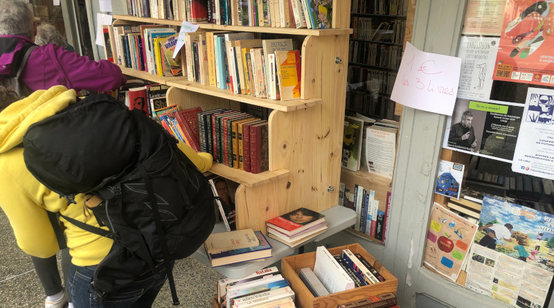 photo de la braderie organisée par la bouquinerie de Bagnères-de-Bigorre le 10 mai 2025 devant la boutique