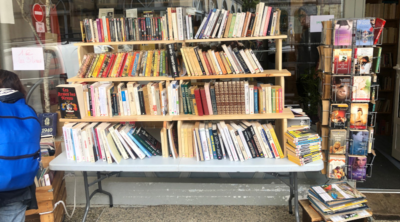 photo de la braderie organisée par la bouquinerie de Bagnères-de-Bigorre le 10 mai 2025 devant la boutique